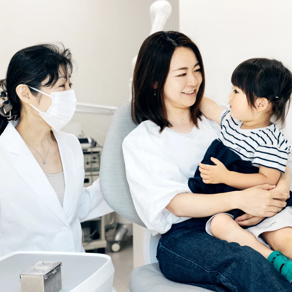 お子様連れでも安心して通える歯科医院での診療風景