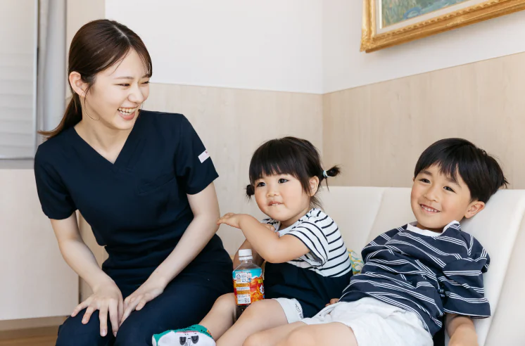 スタッフがお子様を見守る待合スペースの様子