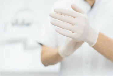 治療時に使用する使い捨て手袋