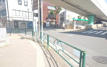 井荻駅北口から東へ進む高架沿いの歩道