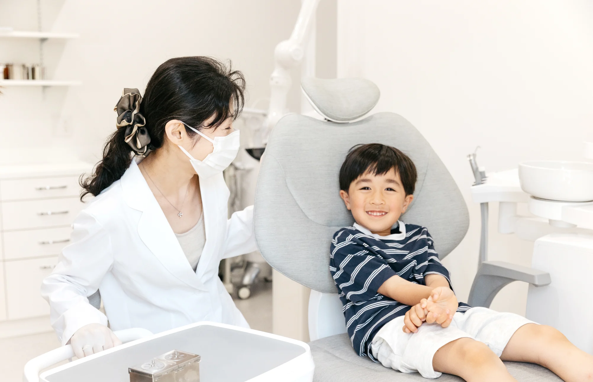 歯科医師と診療チェアに座る子ども
