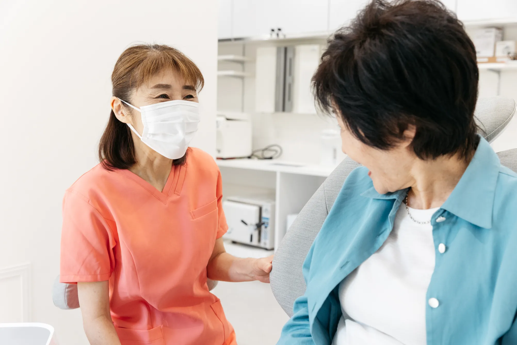 患者さんに笑顔で声をかける歯科スタッフ