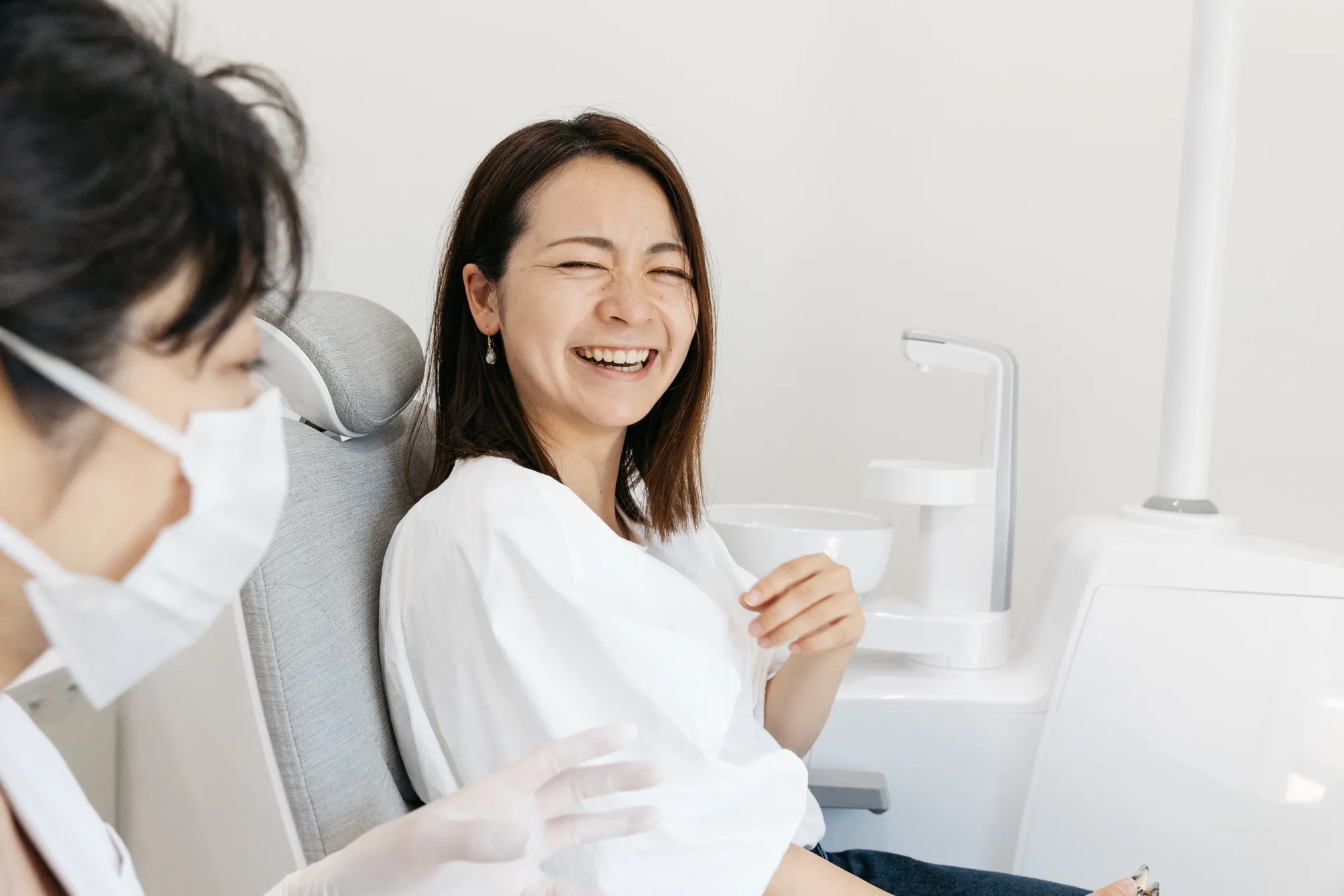 歯科医師と談笑する患者さん