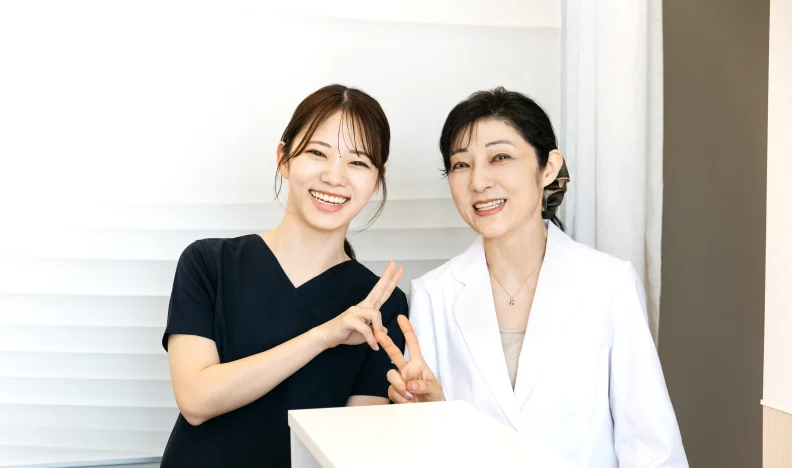 笑顔の歯科医師と歯科スタッフ