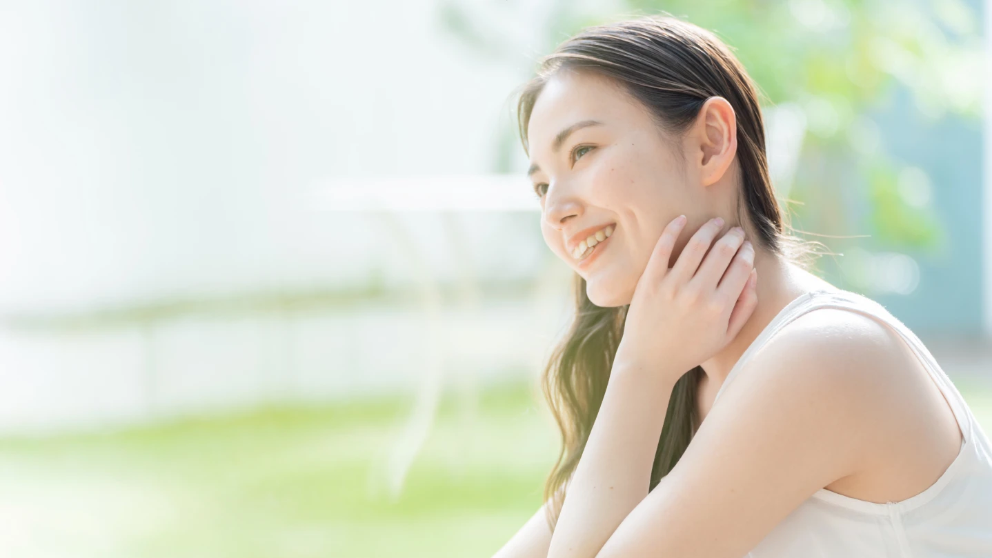 健康的な口元で微笑む女性