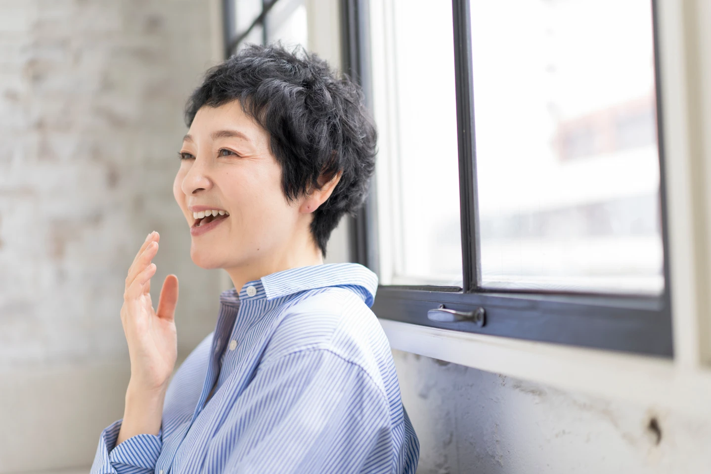 口元を見せて微笑む女性